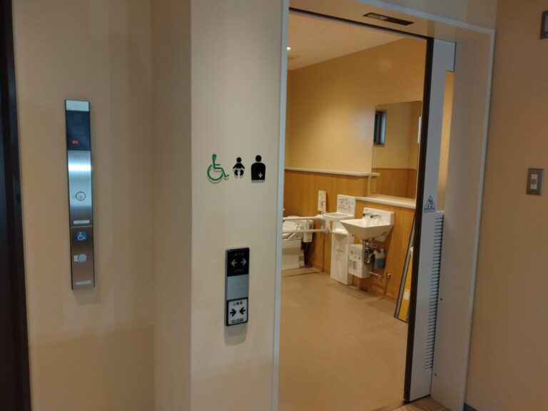 緑町公園プール 多目的トイレの自動ドア施工実績